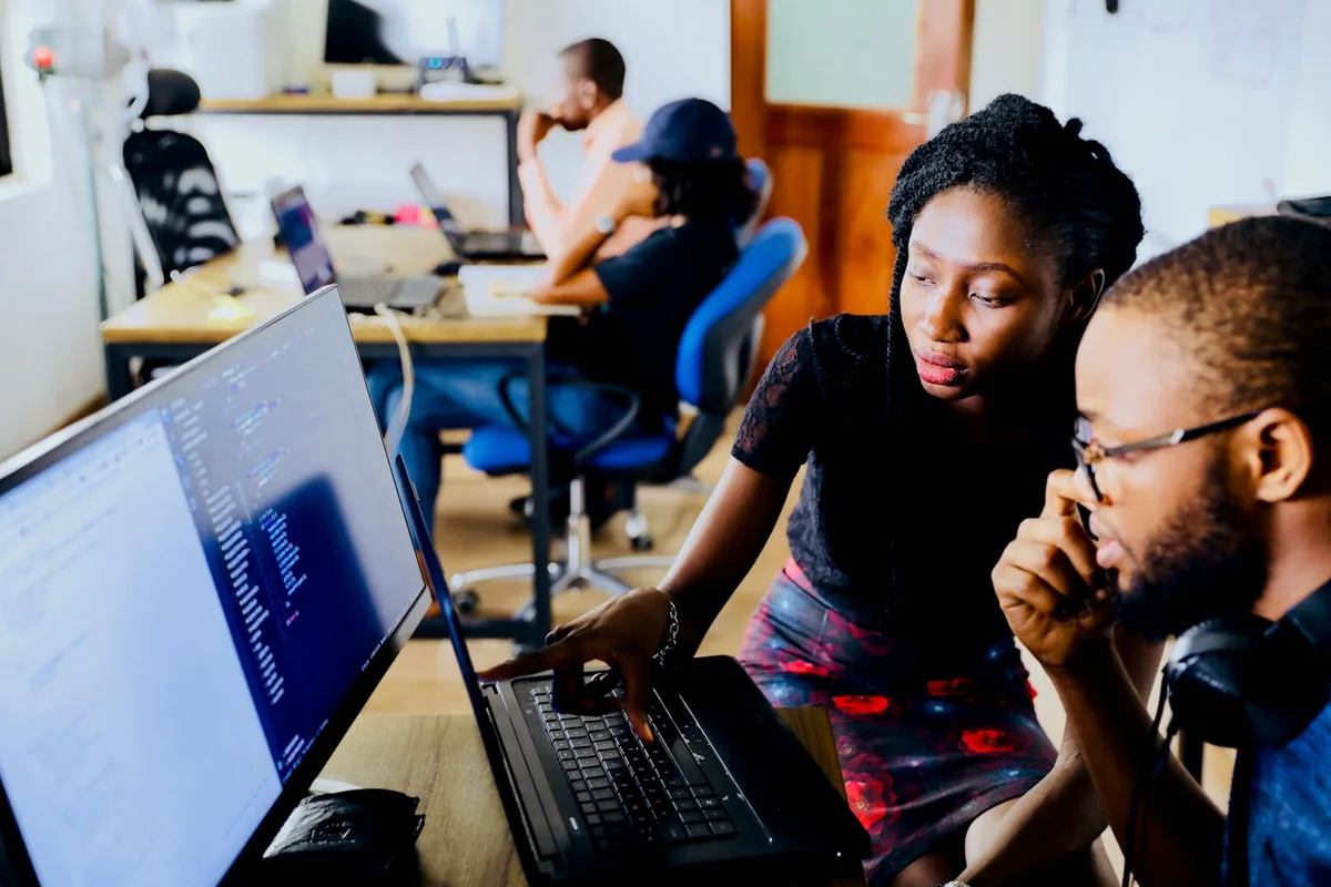 Deux professionnels du marketing collaborant devant un ordinateur