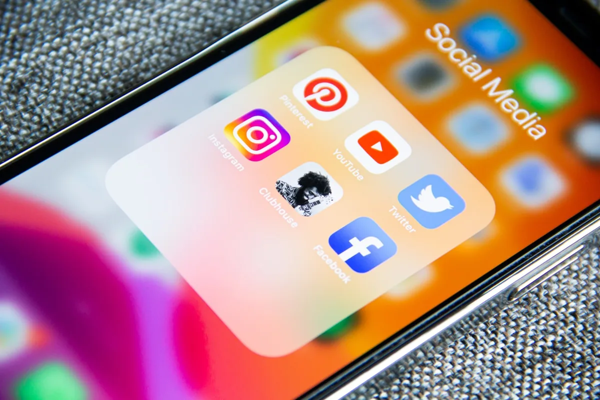 Un smartphone affichant des applications de réseaux sociaux