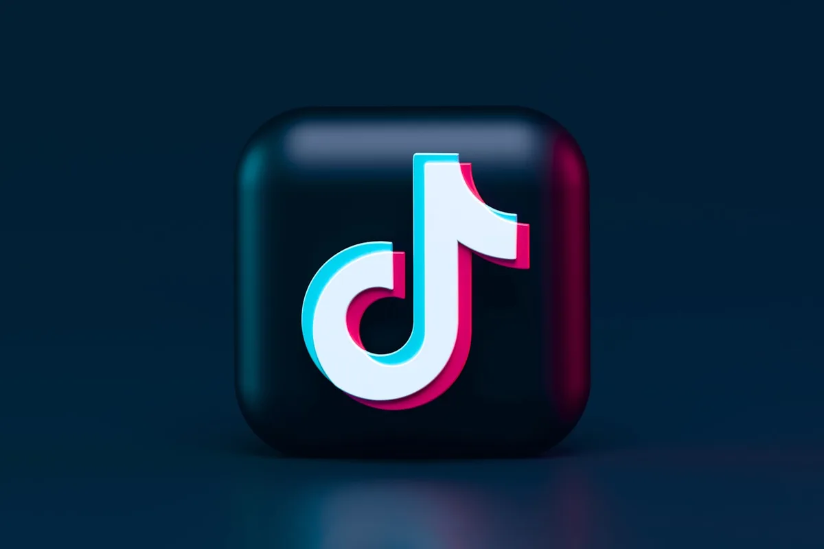 Le logo TikTok en 3D sur fond sombre
